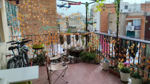 een balkon met een hek met een stel stropdassen bij Metro La Salut in Badalona