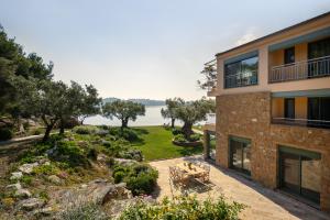 une maison avec vue sur l'eau dans l'établissement The Blue Olive villa Sithonia Halkidiki, à Vourvourou