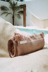 吉利特拉旺安的住宿－Cahaya Villas - Luxury Villa With Private Pool，游泳池畔床上的毯子