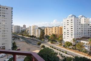 - une vue sur une ville avec de grands bâtiments et une rue dans l'établissement Apartamento da Rocha I, à Portimão