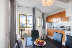Η κουζίνα ή μικρή κουζίνα στο Apartamento da Rocha I
