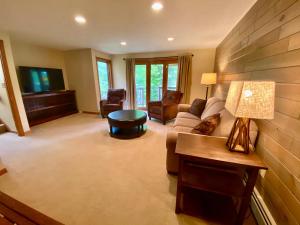 Ruang duduk di C13 Beautiful Bretton Woods ski-in ski-out townhouse for your family getaway to the White Mountains!