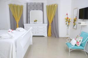 Apartamento BOUTIQUE con encanto en Juan Dolio-Metro Country Club-CON PISCINA, SEGURIDAD PRIVADA, ENERGIA 24-7, CAMPO DE GOLF Y TENIS房間的床