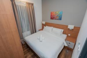 um quarto com uma cama branca com duas velas em Ipoh Tambun Sunway Onsen Suite 3R2B Maya em Tambun