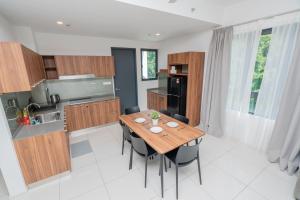 Kuchyň nebo kuchyňský kout v ubytování Ipoh Tambun Sunway Onsen Suite 3R2B Maya