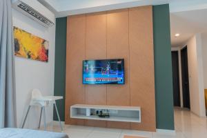 TV a/nebo společenská místnost v ubytování Ipoh Tambun Sunway Onsen Suite 3R2B Maya