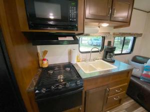 Una cocina o kitchenette en Pet friendly Rental - RV Sleeps 4 - Access to Guadalupe River