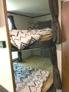Uma ou mais camas em beliche num quarto em Pet friendly Rental - RV Sleeps 4 - Access to Guadalupe River