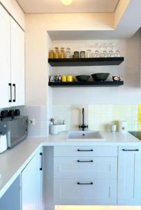 Galeriebild der Unterkunft Groovy Caparica Gem with Large Sunny Terrace in Costa da Caparica + 17 Fotos