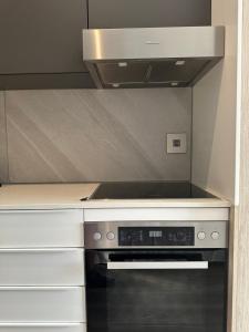 een keuken met een zwarte oven bij Menylyn Maine Residences Trilogy 913 in Pretoria