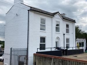 een wit huis met een hek ervoor bij Parkside Apartment in Norwich