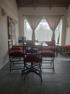 comedor con mesa, sillas y ventana en Cabañas Terramore, en Quebrada Escobares