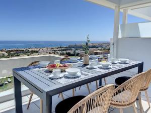een blauwe tafel met een fruitschaal op een balkon bij Via Celere 2335 Golf & Sea view in Casares