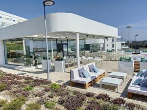 een paviljoen met stoelen en tafels in een gebouw bij Via Celere 2335 Golf & Sea view in Casares