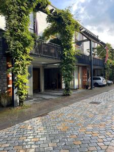 eine Kopfsteinpflasterstraße vor einem Gebäude in der Unterkunft B&B Urban Oasis in Amsterdam