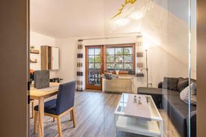 een woonkamer met een bank en een tafel bij Haus Morgensonne in Höchenschwand