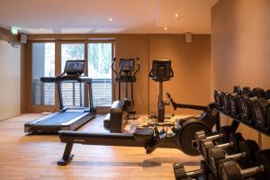 un gimnasio con varios equipos de ejercicio en una habitación en Hotel Edelweiss, en Gerlos