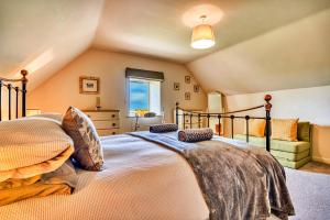a bedroom with a large bed and a couch at Finest Retreats - Gag Barn in Ashbourne