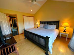 um quarto com uma cama grande e 2 candeeiros em CR16 Ski-in/Out luxury home mountain views Bretton Woods em Bretton Woods