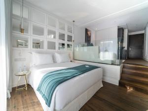 Postel nebo postele na pokoji v ubytování Petit Palace Suites Hotel