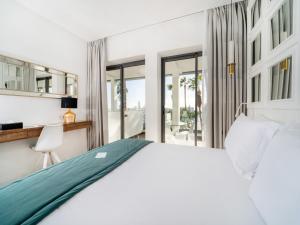 Кровать или кровати в номере Petit Palace Suites Hotel