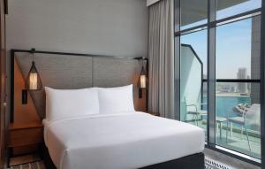 Postel nebo postele na pokoji v ubytování The First Collection Dubai Waterfront