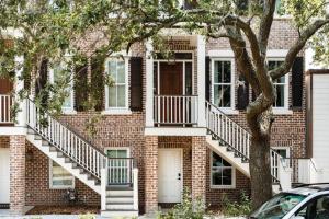 un edificio de apartamentos de ladrillo con escaleras y una puerta en Downtown Liberty Garden Home, en Savannah