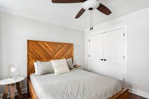 1 dormitorio con 1 cama y ventilador de techo en Downtown Liberty Garden Home, en Savannah