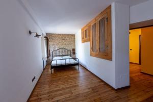 um corredor com uma cama num quarto em Relais Castel d'Emilio – Casa ARANCIO em Cassero