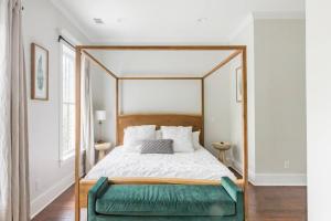 サバンナにあるLiberty House - 3BR, Downtown, Easy Parkingのベッドルーム(緑のベンチ付きの大型天蓋付きベッド付)