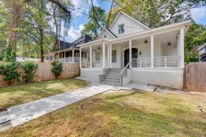 een wit huis met een hek bij ATL Home 2 Mi to Downtown Covered Deck and Backyard in Atlanta