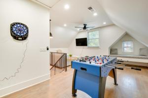 een kamer met een tafelvoetbaltafel in het midden bij ATL Home 2 Mi to Downtown Covered Deck and Backyard in Atlanta