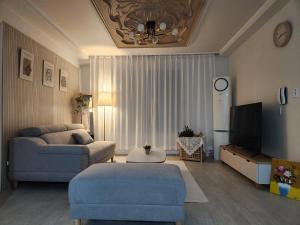 a living room with a couch and a tv at The Shim Anam 3rooms late check in-out in Seoul