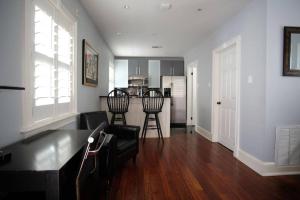 uma sala de estar com mesa e cadeiras e uma cozinha em Carriage House A at Hamilton em Savannah