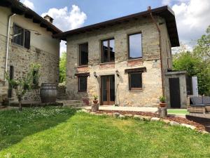 an old stone house with a yard at The Sanctuary in Pontremoli