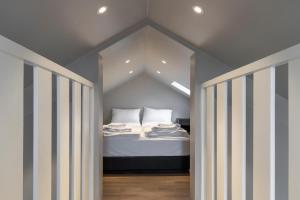 1 dormitorio con 1 cama en el ático en Ray of Sunshine Hafnargata, en Keflavík