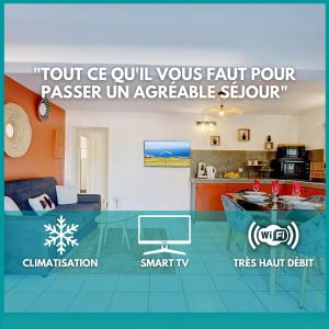 eine Küche und ein Wohnzimmer in der Unterkunft Bec Rose - Clim - Wi-fi - Jardin in Saint-Leu