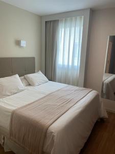 Voodi või voodid majutusasutuse Quarto com acabamento superior no Design Hotel Linhares toas