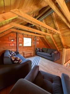 Uma área de estar em Wood Cabin Hillside Retreat