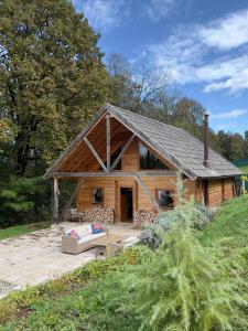 uma grande cabana de madeira com um telhado em Wood Cabin Hillside Retreat em Banja Luka