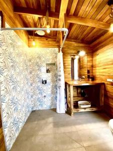 Habitación con baño con ducha y aseo. en Hoja Azul - Sustainable teak modern cabin in Hojancha, en Hojancha
