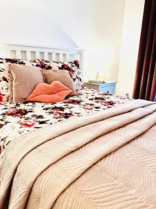 uma cama com um cobertor e almofadas em Apartament blisko centrum Warszawy em Varósvia