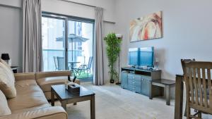 Posezení v ubytování Luxury StayCation - Elegant 1BR Apartment in the Heart of Dubai