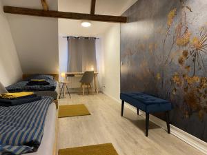 um quarto com duas camas e um quadro na parede em Ferienwohnung Happynest em Jena