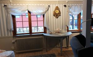 Posezení v ubytování Vargheden B&B och trädgård