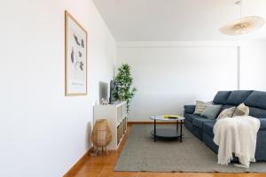 a living room with a blue couch and a table at Senel Home in Boimorto