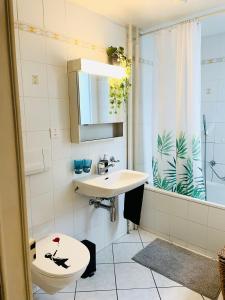 La salle de bains est pourvue d'un lavabo et de toilettes. dans l'établissement Appartement vue lac Montreux, à Montreux