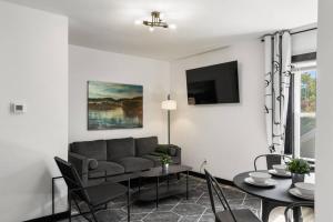 a living room with a couch and a table at Center City Philly Home, Cozy 1-BR, Ideal Location for 4 Guests! in Philadelphia