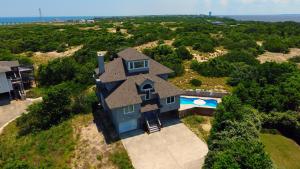 una vista aérea de una casa con piscina en Oceanside, 6 BRs, Private Pool, Ocean Views, Foosball, O2, Topside, en Duck