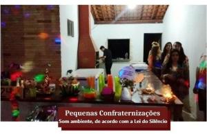 eine Gruppe von Menschen, die um einen Tisch in einem Zimmer stehen in der Unterkunft Casa Duplex Linda da PRAIA DO MEIO - ARAÇAGY Temporada. in São Luís